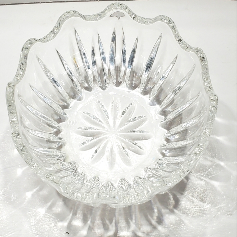 The European Collection 24% Lead Crystal Pressed Glass Bowl